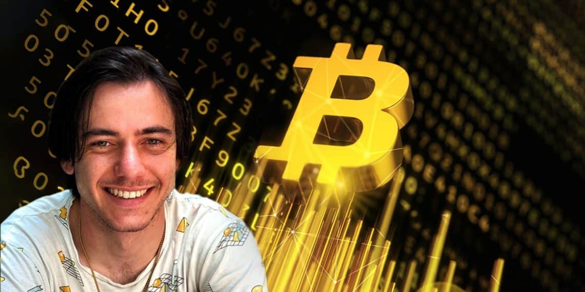 Jeremy Rubin con logo de bitcoin entre código en el fondo