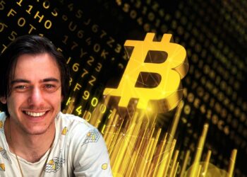 Jeremy Rubin con logo de bitcoin entre código en el fondo