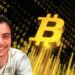 Jeremy Rubin con logo de bitcoin entre código en el fondo