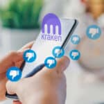 Persona viendo opiniones sobre kraken en teléfono móvil