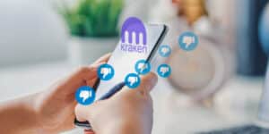 Persona viendo opiniones sobre kraken en teléfono móvil