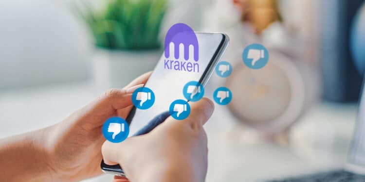 persona viendo opiniones sobre kraken en teléfono móvil