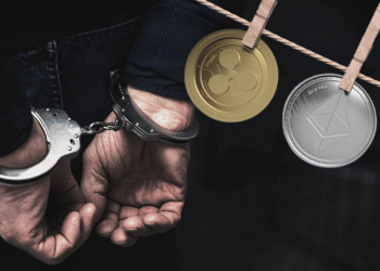 Lavado de criptomonedas junto a hombre arrestado.