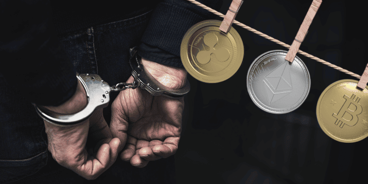 Lavado de criptomonedas junto a hombre arrestado.