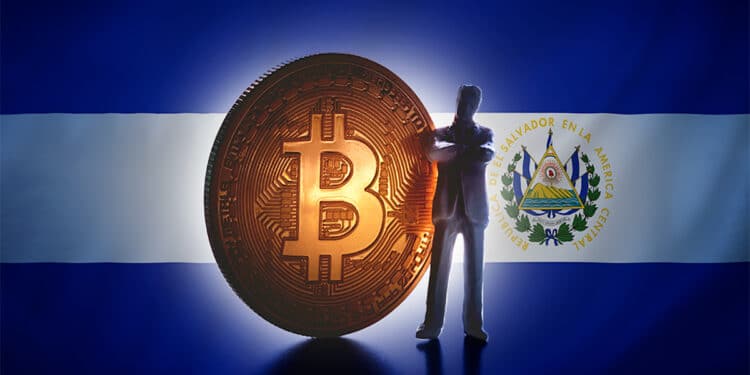 Hombre de negocios parado junto a moneda de bitcoin con bandera de El Salvador en el fondo