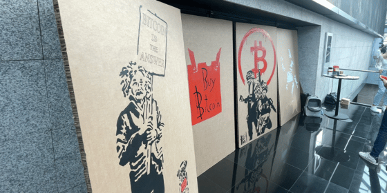 Bitcoiner pinta graffitis en calles de España por la alta inflación