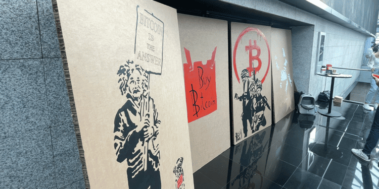 El artista callejero Street Cyber llevó sus obras sobre Bitcoin a la Convención Europea de Blockchain que se celebra en Barcelona.