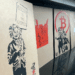 El artista callejero Street Cyber llevó sus obras sobre Bitcoin a la Convención Europea de Blockchain que se celebra en Barcelona.