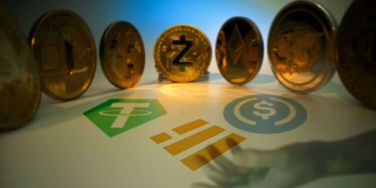 sombra de mano acercandose a logos de BUSD, Tether y USDC con criptomonedas rodeandolas en el fondo