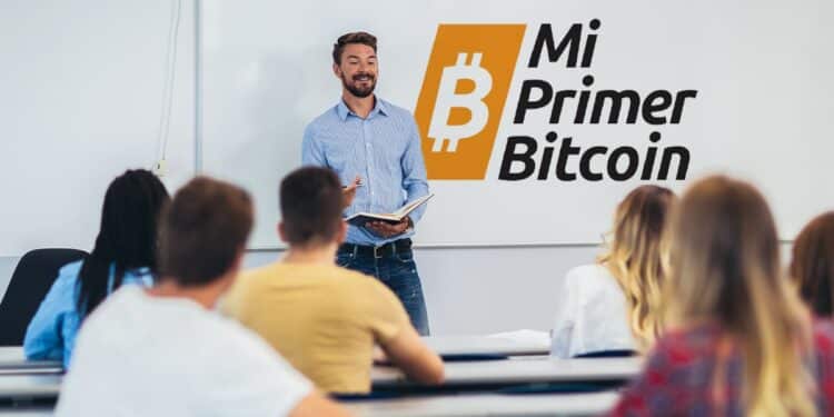 profesor dando clase a jovenes adultos con logo de Mi Primer Bitcoin en la pizarra