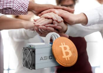 Manos en colaboración con minero asic de bitcoin