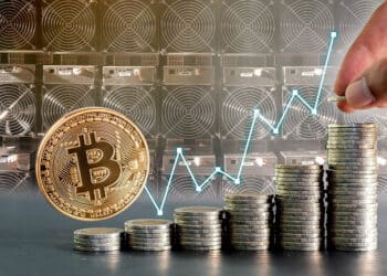 BTC y pila de monedas con granja de mineria al fondo
