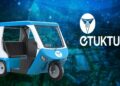 moto taxi junto a logo de etuktuk con ciudad en el fondo