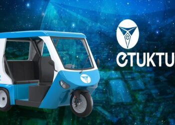 moto taxi junto a logo de etuktuk con ciudad en el fondo