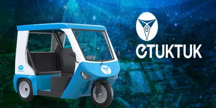 moto taxi junto a logo de etuktuk con ciudad en el fondo