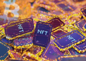 tarjetas digitales de NFT acumuladas en red digital con logo de Bitcoin