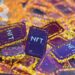 tarjetas digitales de NFT acumuladas en red digital con logo de Bitcoin