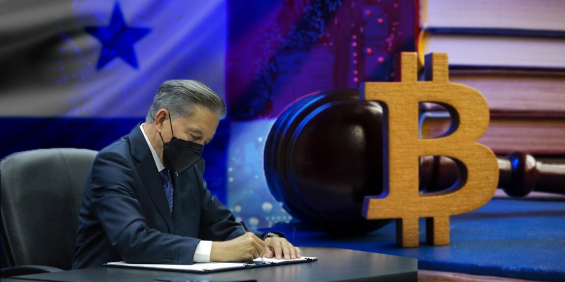 presidente de Panamá, Laurentino Cortizo, firmando documentos con bandera de Panamá en el fondo junto a logo de Bitcoin y martillo de leyes