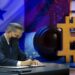 presidente de Panamá, Laurentino Cortizo, firmando documentos con bandera de Panamá en el fondo junto a logo de Bitcoin y martillo de leyes