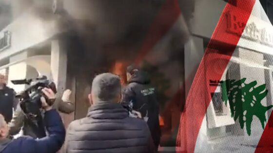 Manifestantes incendian bancos en Líbano producto de la crisis económica