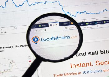 lupa sobre logo de localbitcoins en pantalla digital