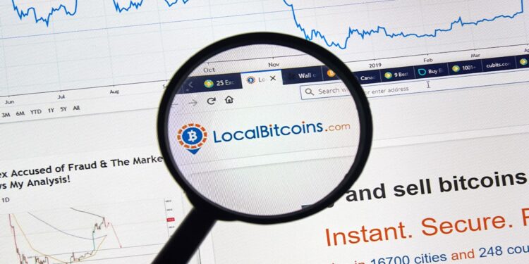 lupa sobre logo de localbitcoins en pantalla digital