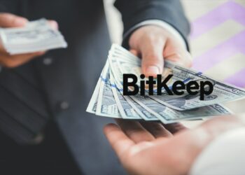 hombre entrega billetes de dolares a otra persona con logo de BitKeep sobre los billetes