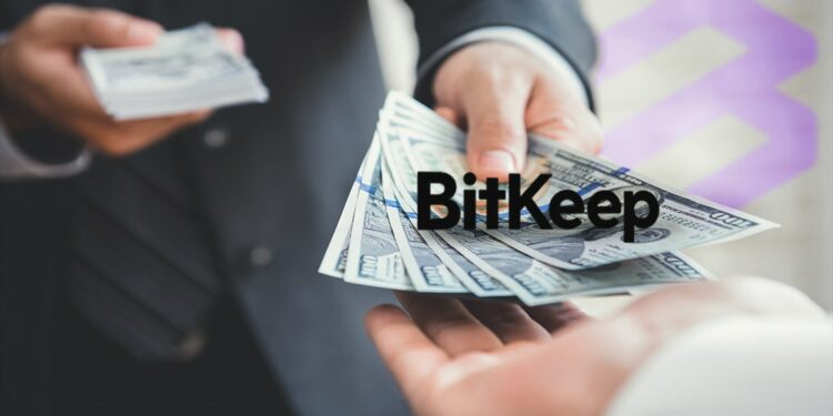 hombre entrega billetes de dolares a otra persona con logo de BitKeep sobre los billetes