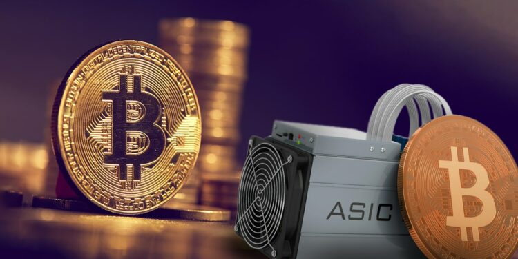 miniatura de minero asic con moneda de bitcoin y monedas de bitcoin apiladas en el fondo