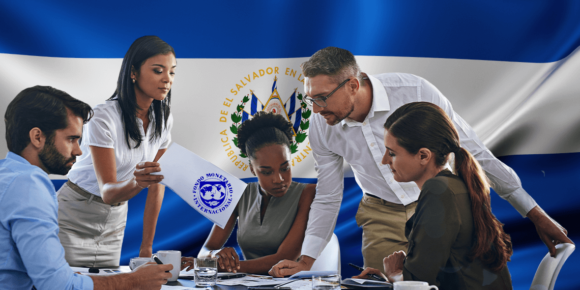 Personas reunidas con bandera de El Salvador y logo de la FMI.