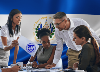 Personas reunidas con bandera de El Salvador y logo de la FMI.