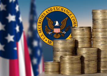 Monedas junto a logo de la SEC y bandera de Estados Unidos.