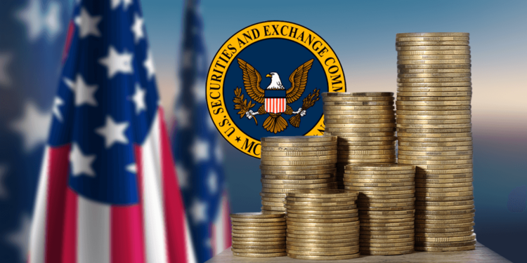 Monedas junto a logo de la SEC y bandera de Estados Unidos.