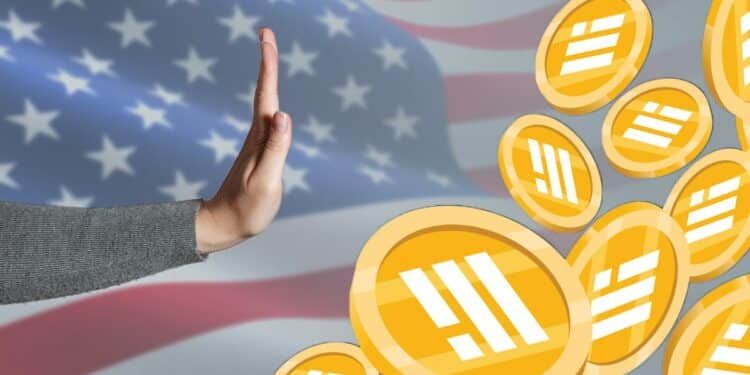 mano haciendo señal de detener a monedas de BUSD que caen con bandera de los Estados Unidos en el fondo