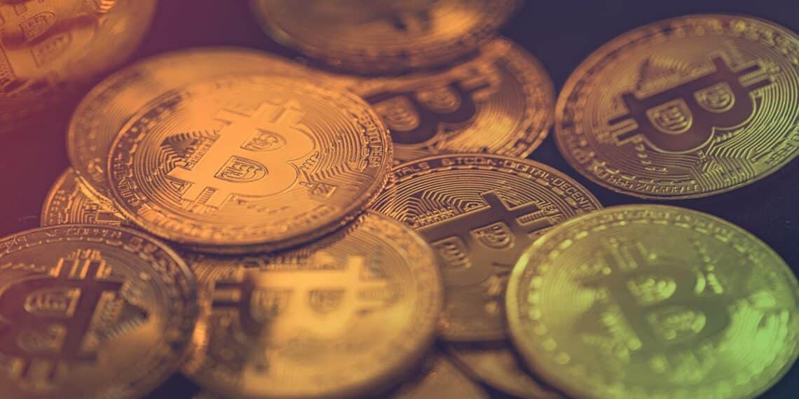 monedas de bitcoin sobre mesa