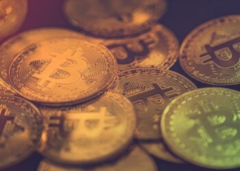 monedas de bitcoin sobre mesa