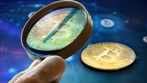 mano sosteniendo lupa enfocada sobre moneda de bitcoin con red digital conectando nodos de bitcoin