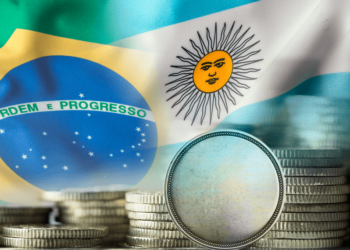 Moneda "sur" y banderas de Brasil y Argentina.