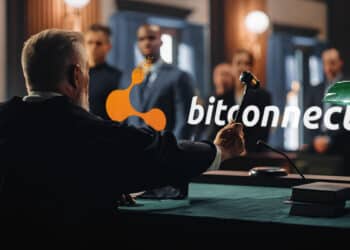 juez dictando sentencia ante sala de juicio y logo de bitcoinnect