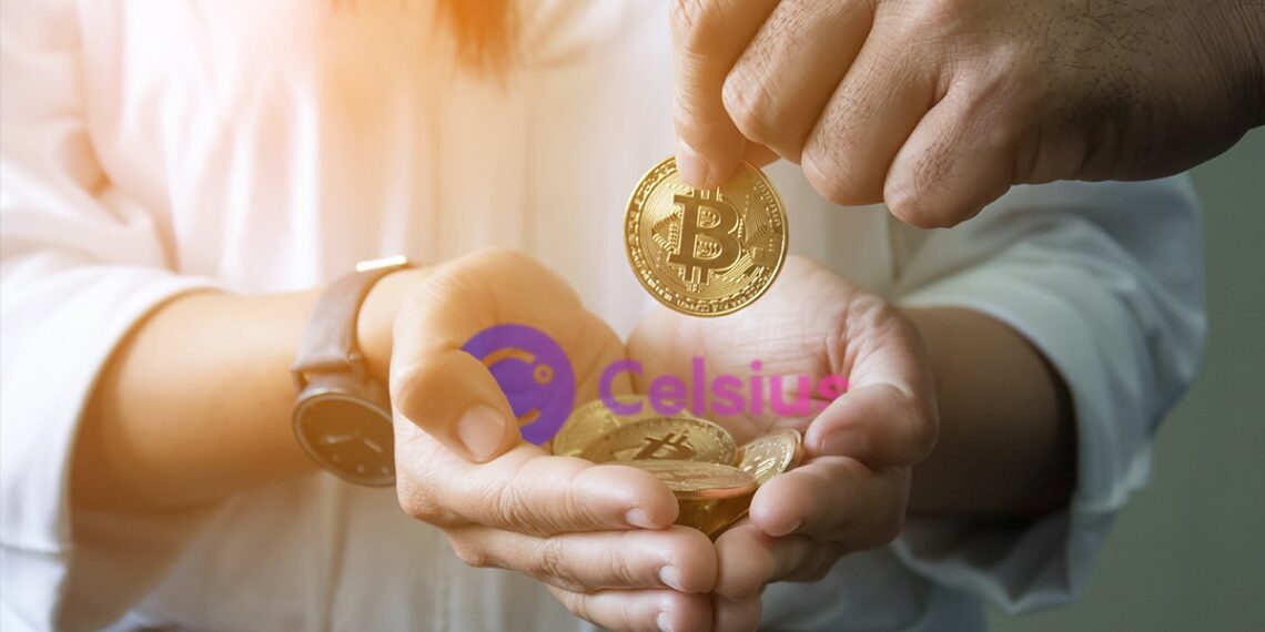 mano colocando monedas de bitcoin en manos juntas con logo de celsius