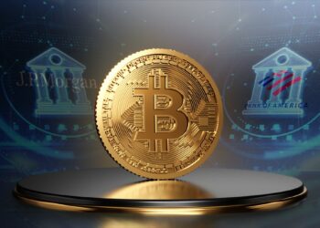 moneda de Bitcoin sobre plataforma con plataformas digitales de los bancos JP Morgan y Bak of America en el fondo