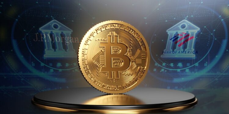 moneda de Bitcoin sobre plataforma con plataformas digitales de los bancos JP Morgan y Bak of America en el fondo