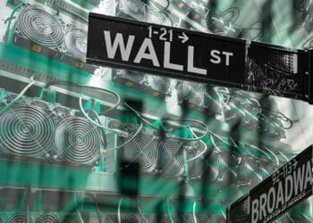 letrero de señalización a Wall Street con mineros ASIC de criptomonedas en el fondo