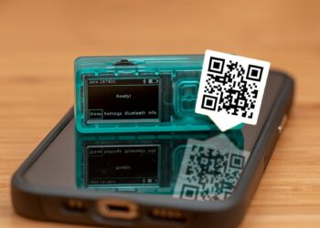 hardware wallet Jade sobre teléfono móvil junto a código QR