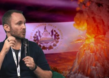 Paolo Ardoino, CTO de Bitfinex, con bandera de El Salvador y volcan e erupción en el fondo