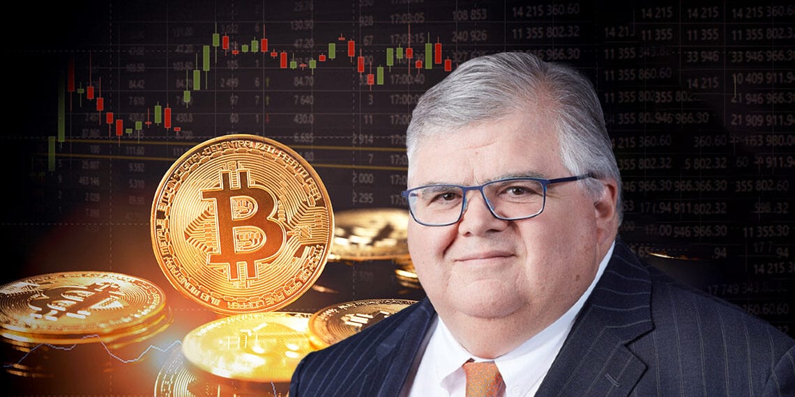 Jefe de BIS junto a bitcoin.