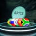 BRICS, banderas que lo conforman y dolar.