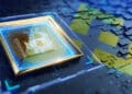 Cuadro de NFT de bitcoin sobre placa digital con logo de Binance