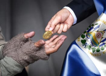 Bandera de El salvador junto a persona dándole un bitcoin a un pobre.
