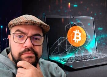 David Battaglia y una computadora con bitcoin.